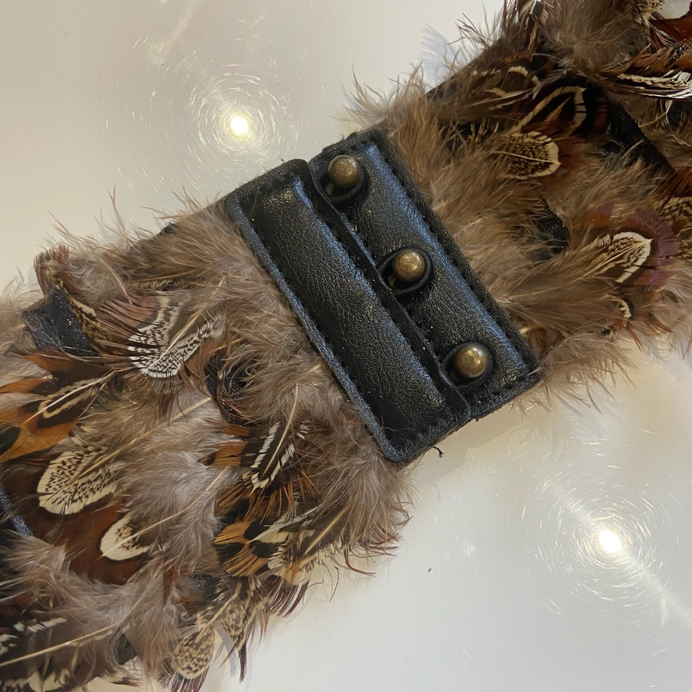 Belt with feathers
